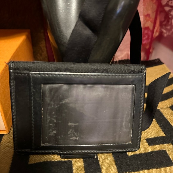 Gucci bifold wallet. Beautiful black with signature G. Excellent condition - Picture 3 of 4